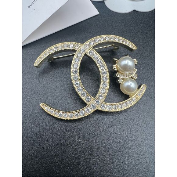 ⚡CLOSET CLEAR-OUT: PRICE DROP⚡Cc brooch pin faux pearl and rhinestones gold tone - Picture 2 of 10